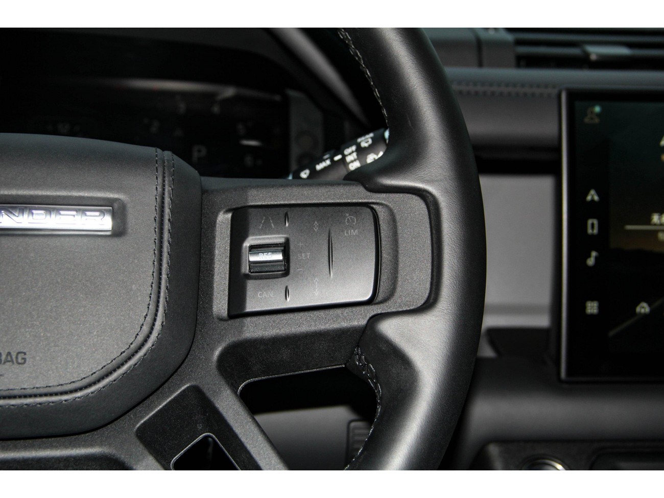 Land Rover Defender 2025