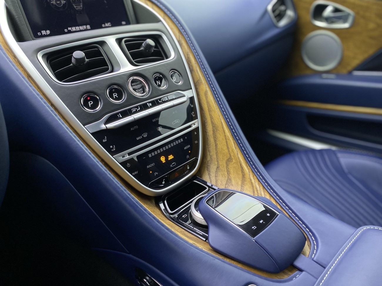 Aston Martin DB11 2018