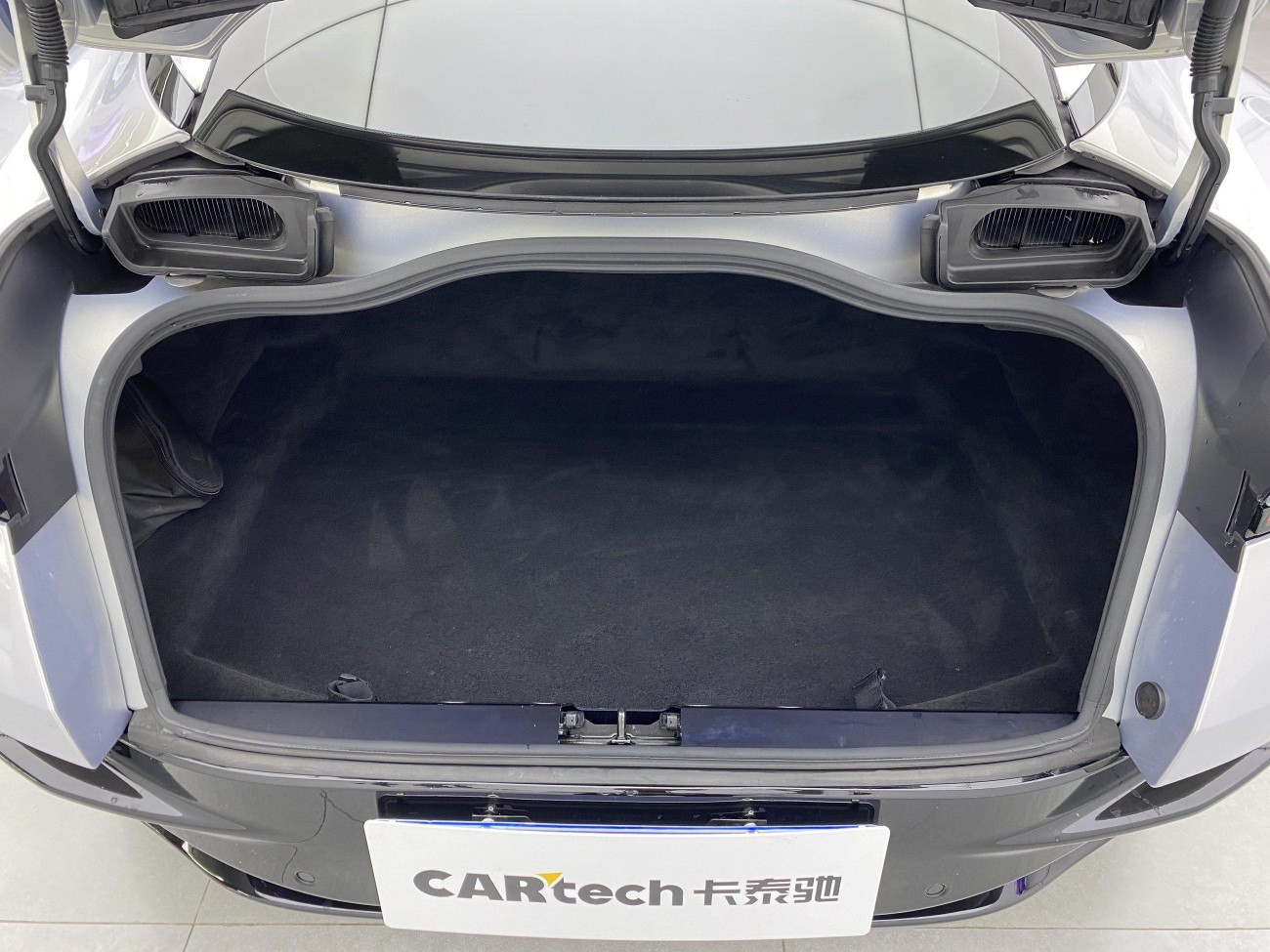 Aston Martin DB11 2018