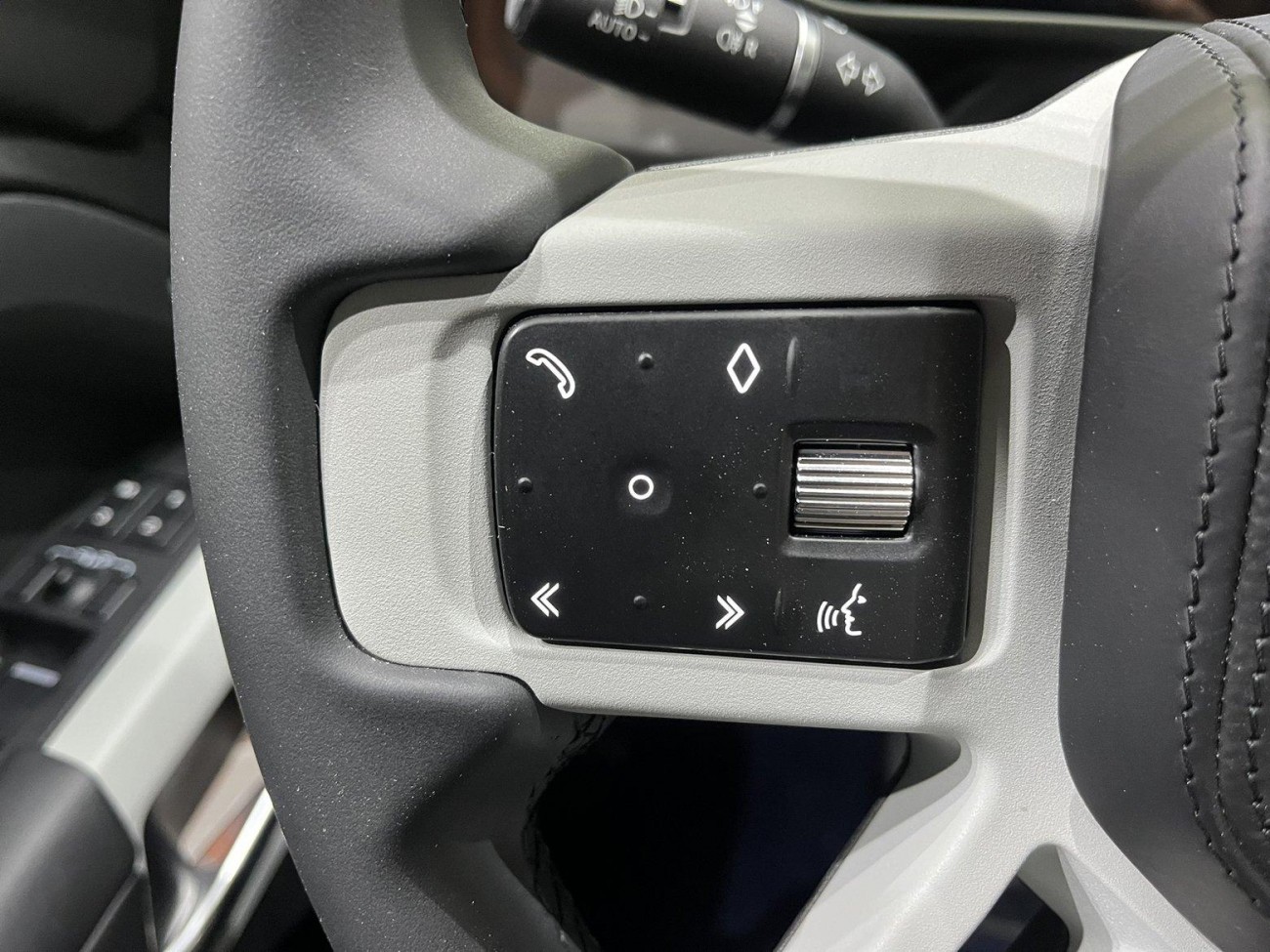 Land Rover Defender 2023