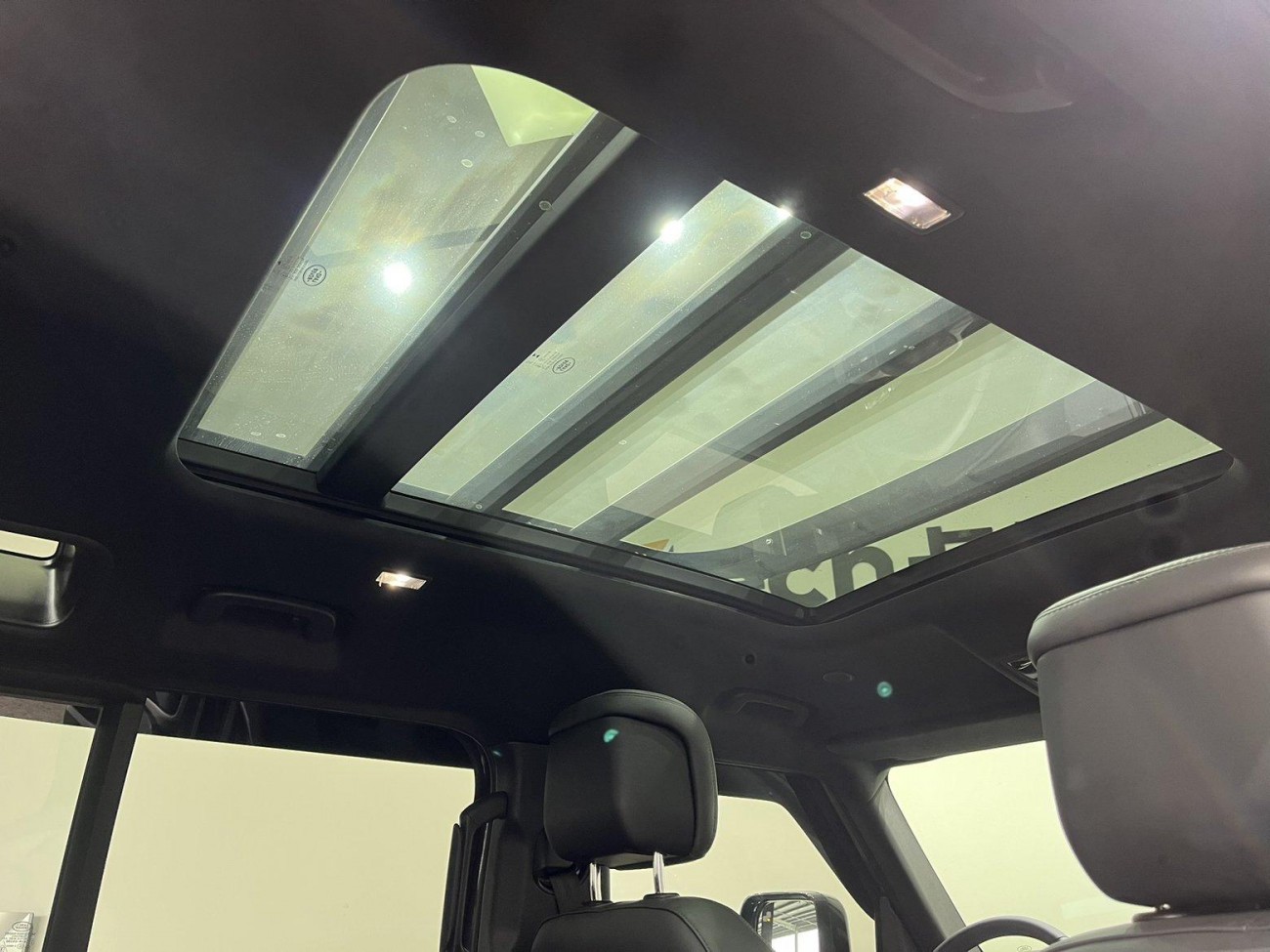 Land Rover Defender 2023