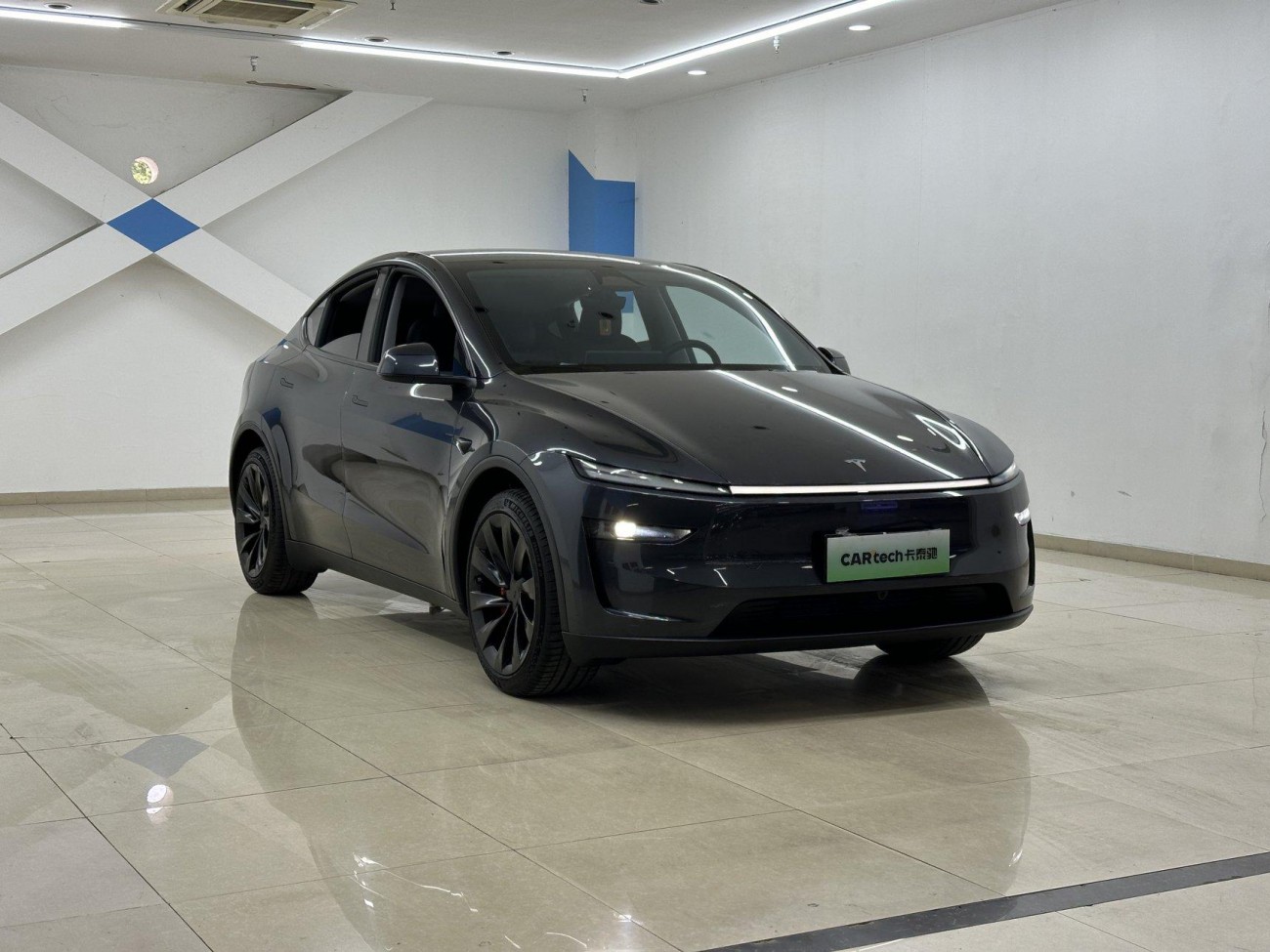Tesla Model Y 2025