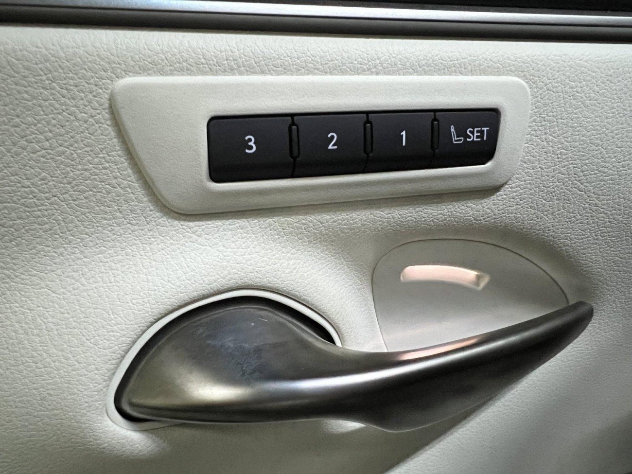 Lexus ES 200 2025