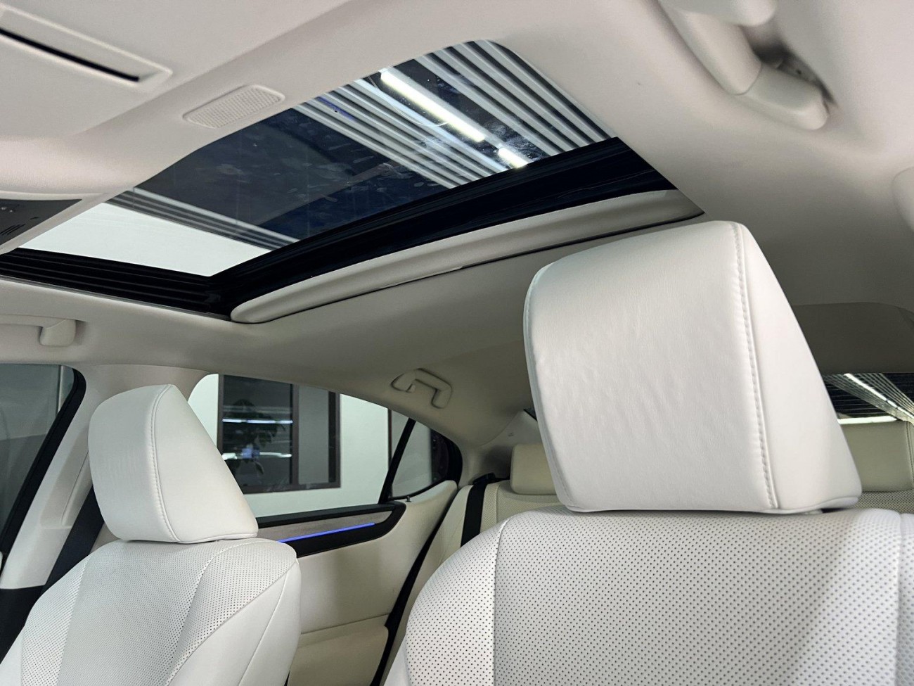 Lexus ES 200 2025