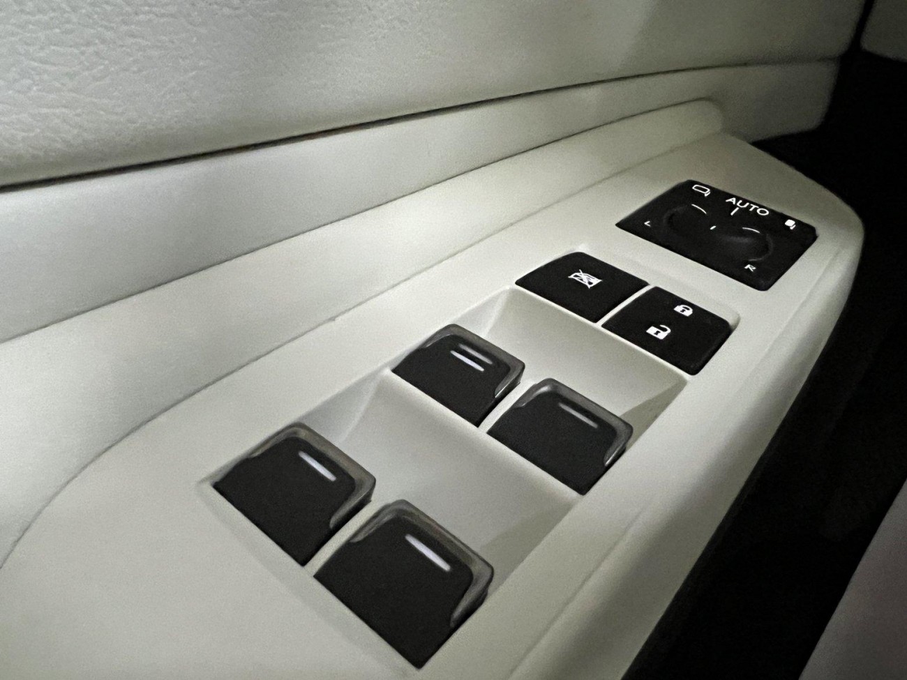 Lexus ES 200 2025