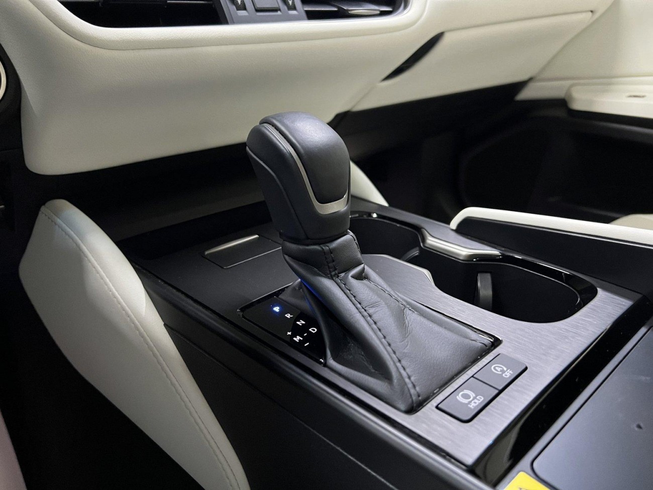 Lexus ES 200 2025