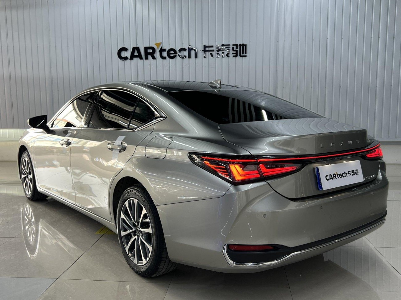 Lexus ES 200 2025
