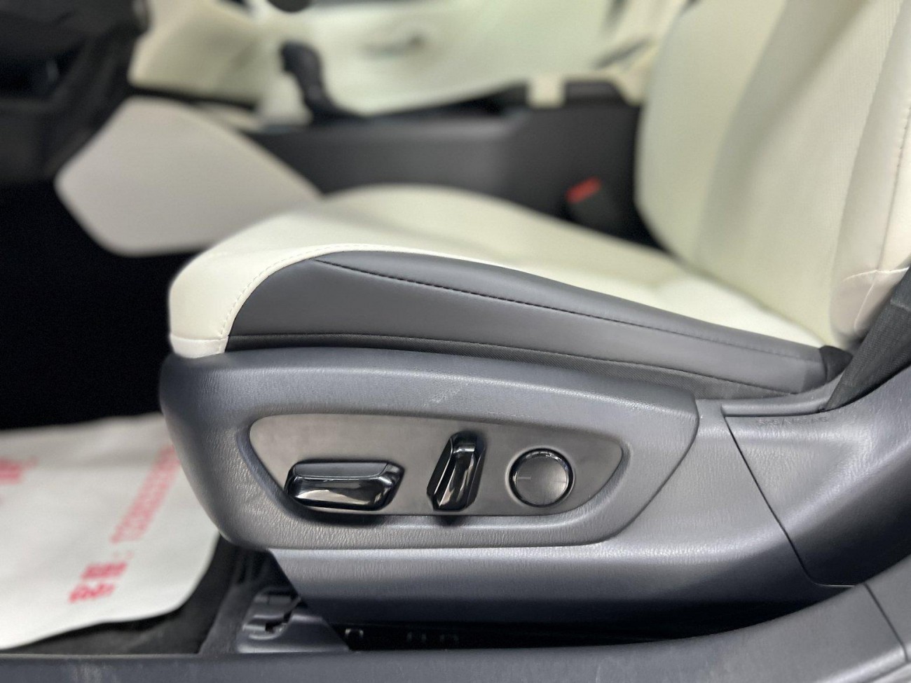 Lexus ES 200 2025