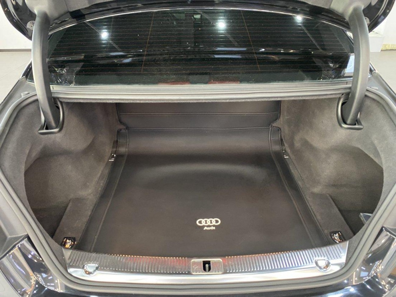 Audi A8L 45 TFSI 2012