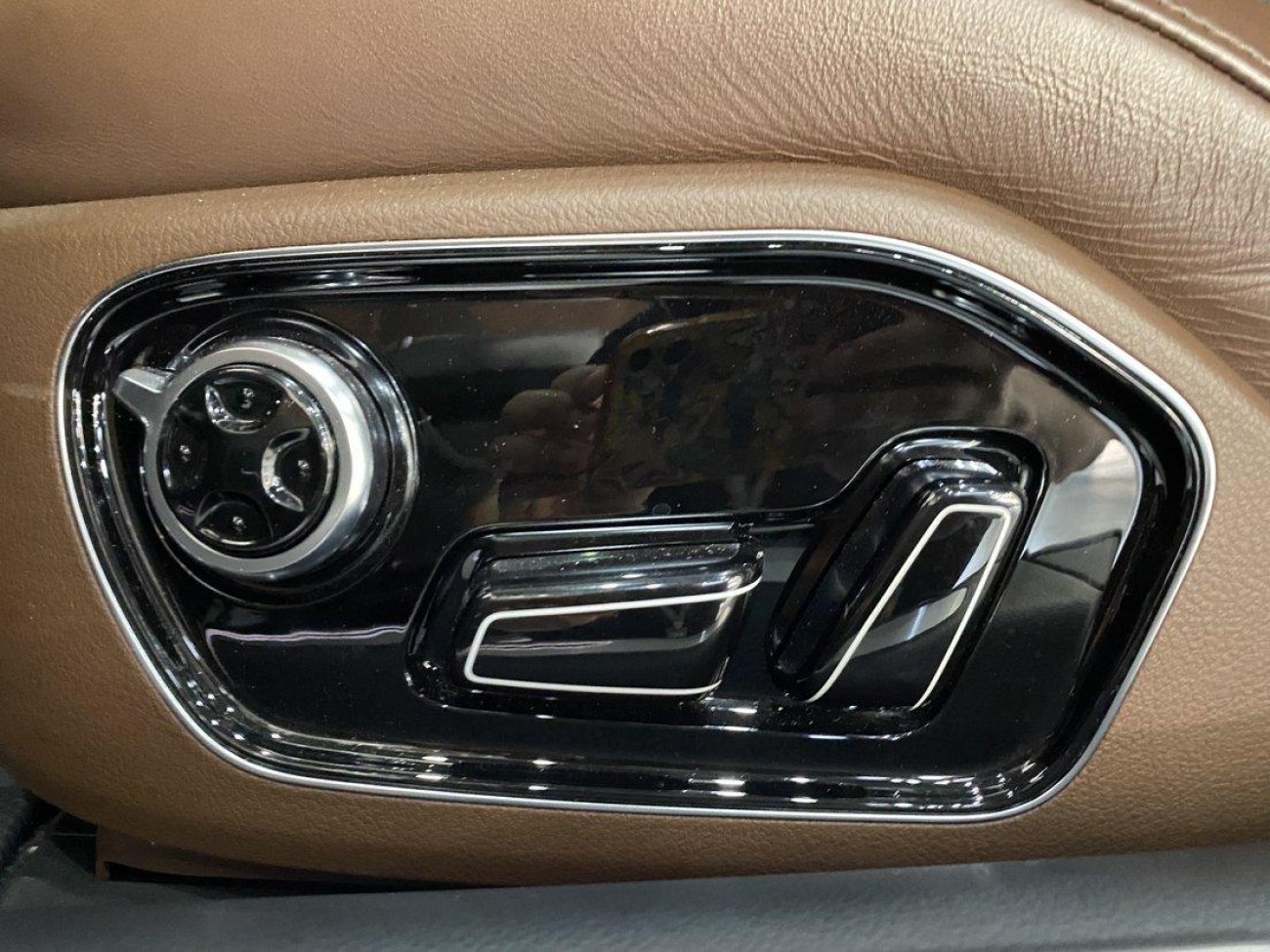 Audi A8L 45 TFSI 2012