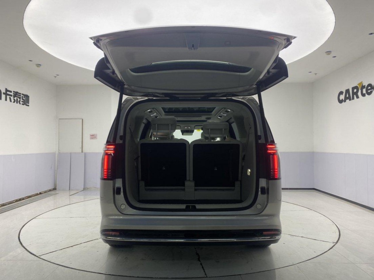 Volvo EM90 2026