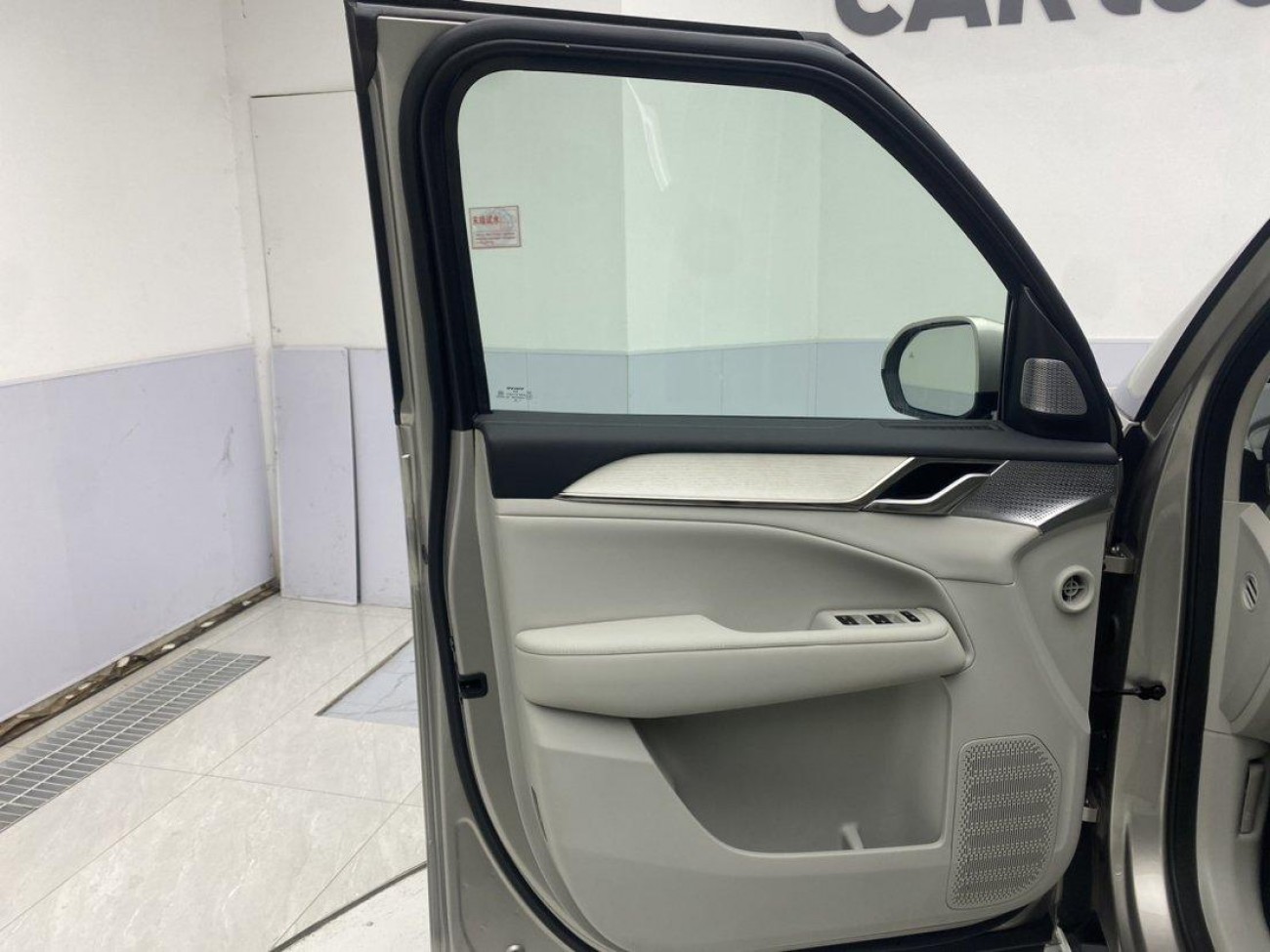 Volvo EM90 2026