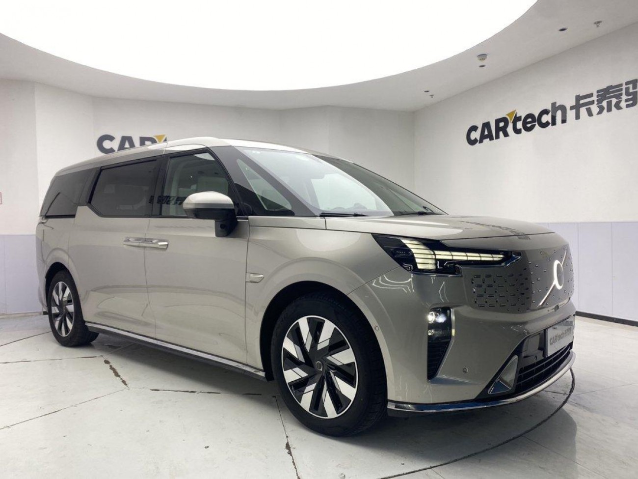 Volvo EM90 2026