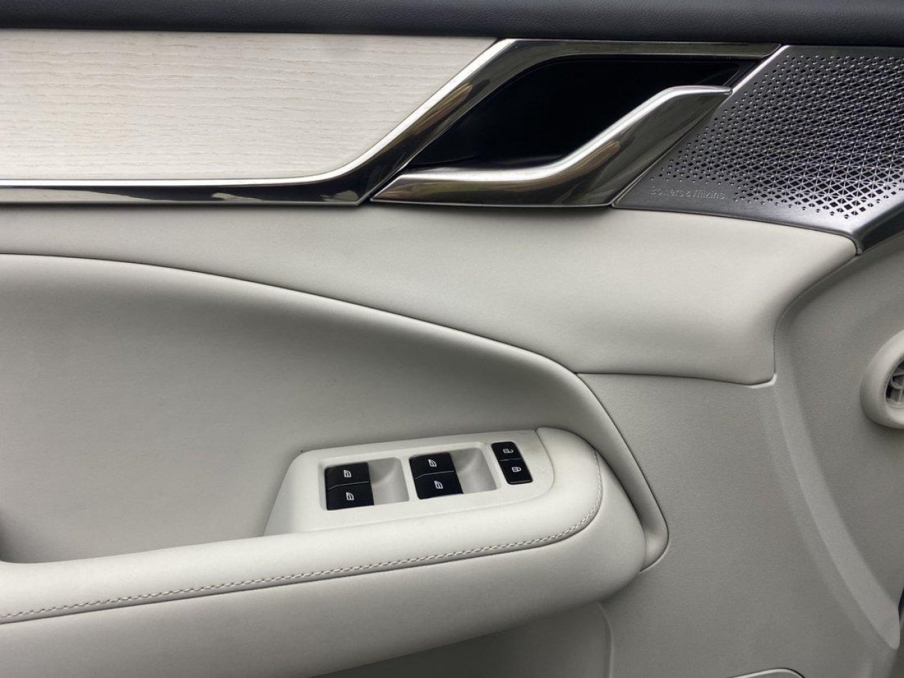 Volvo EM90 2026