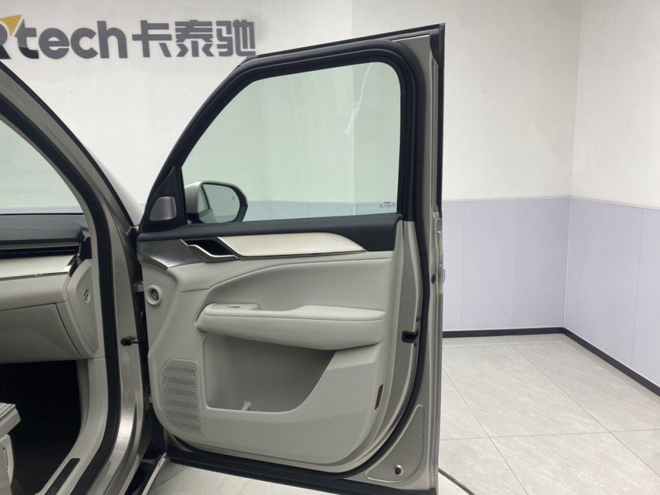 Volvo EM90 2026