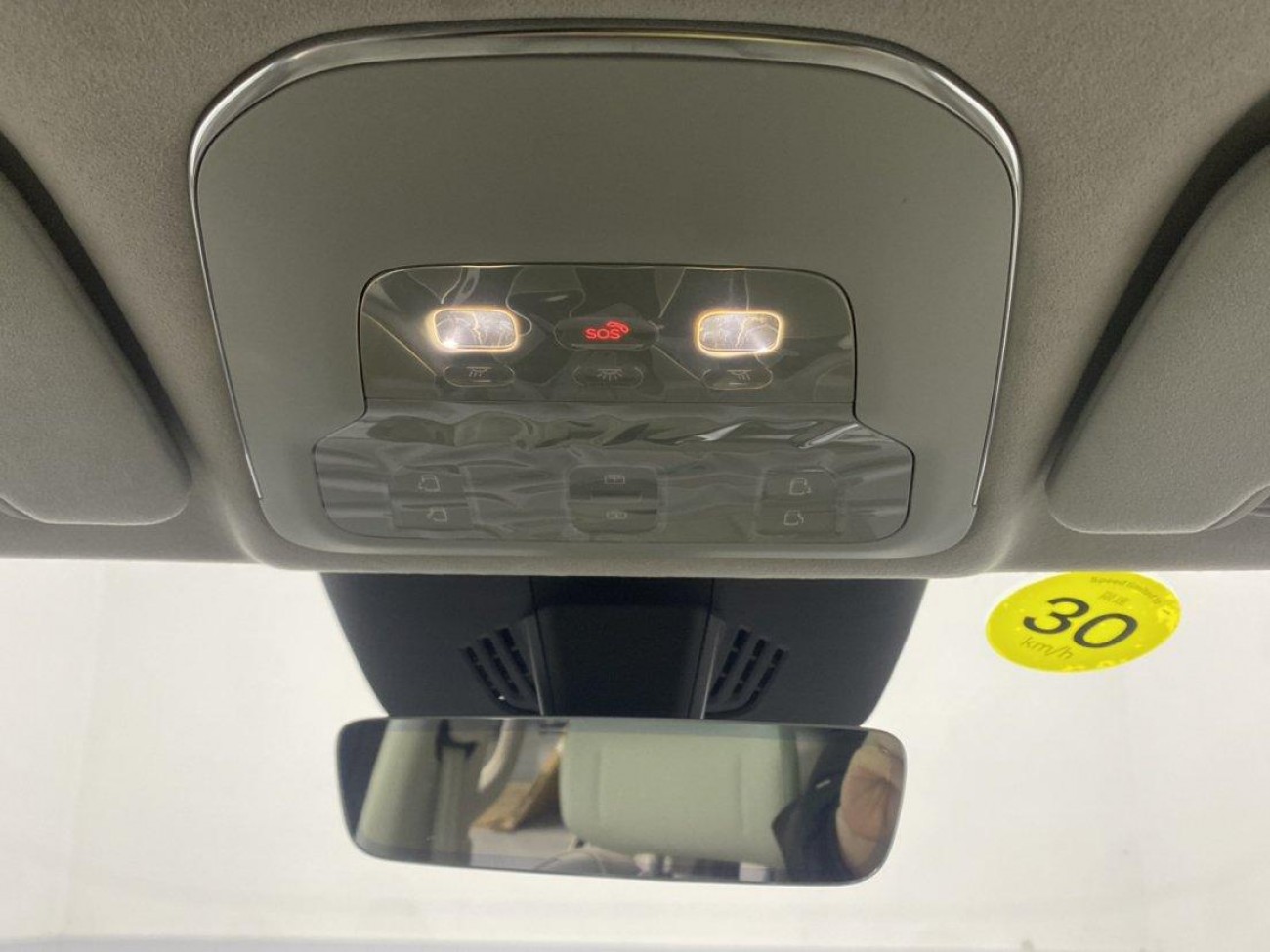 Volvo EM90 2026