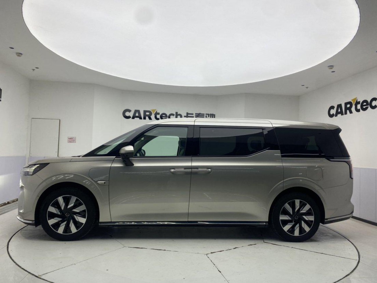 Volvo EM90 2026