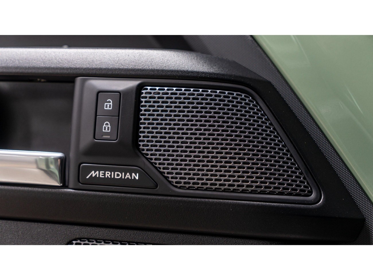 Land Rover Defender 2023
