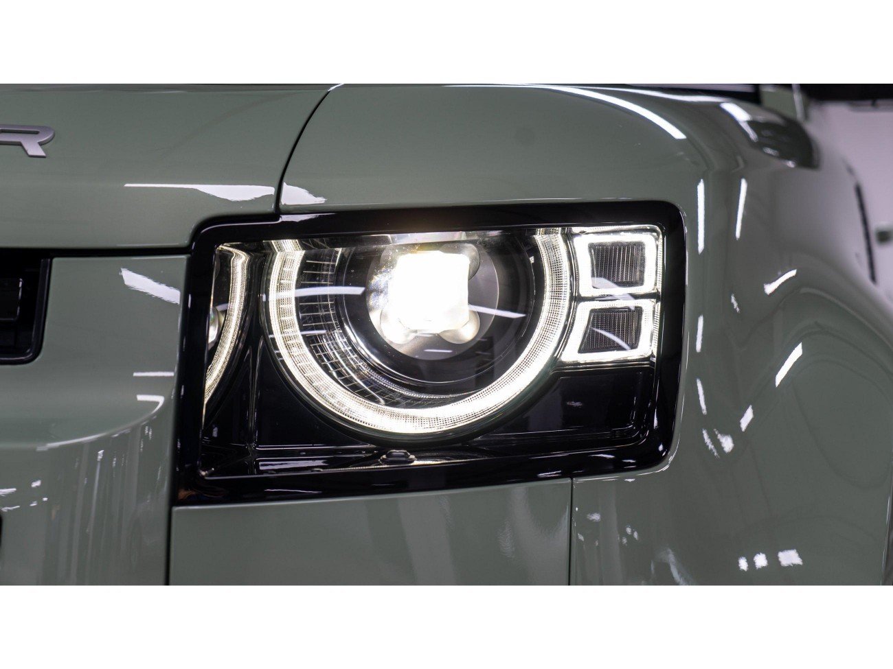 Land Rover Defender 2023