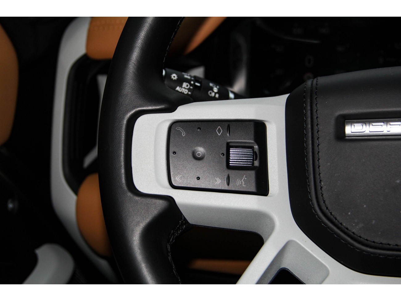 Land Rover Defender 2023