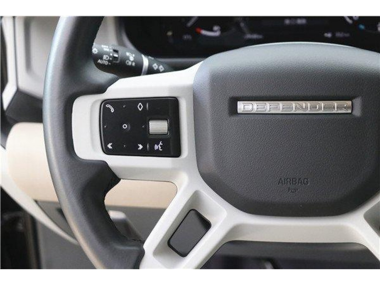 Land Rover Defender 2023