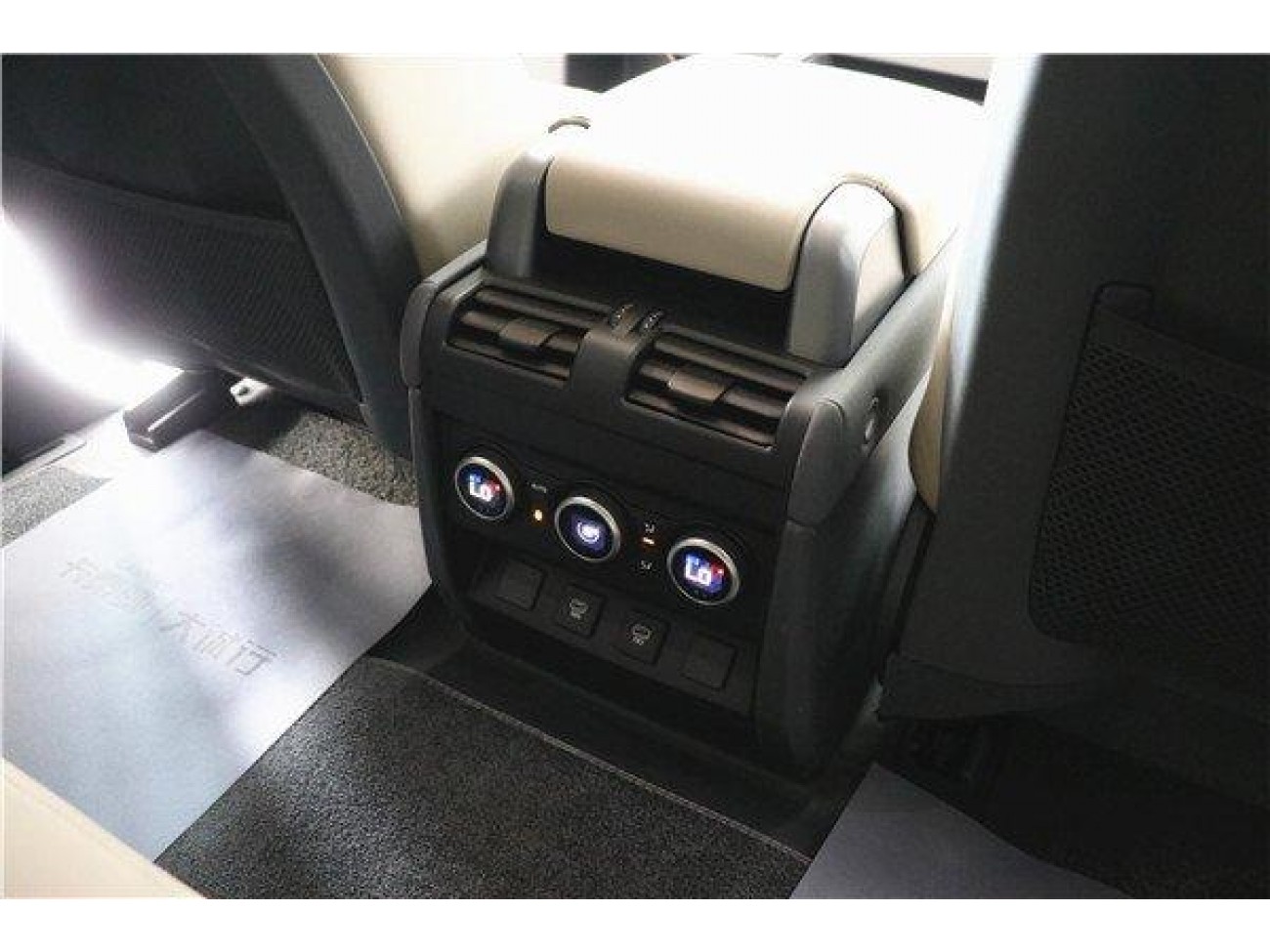 Land Rover Defender 2023