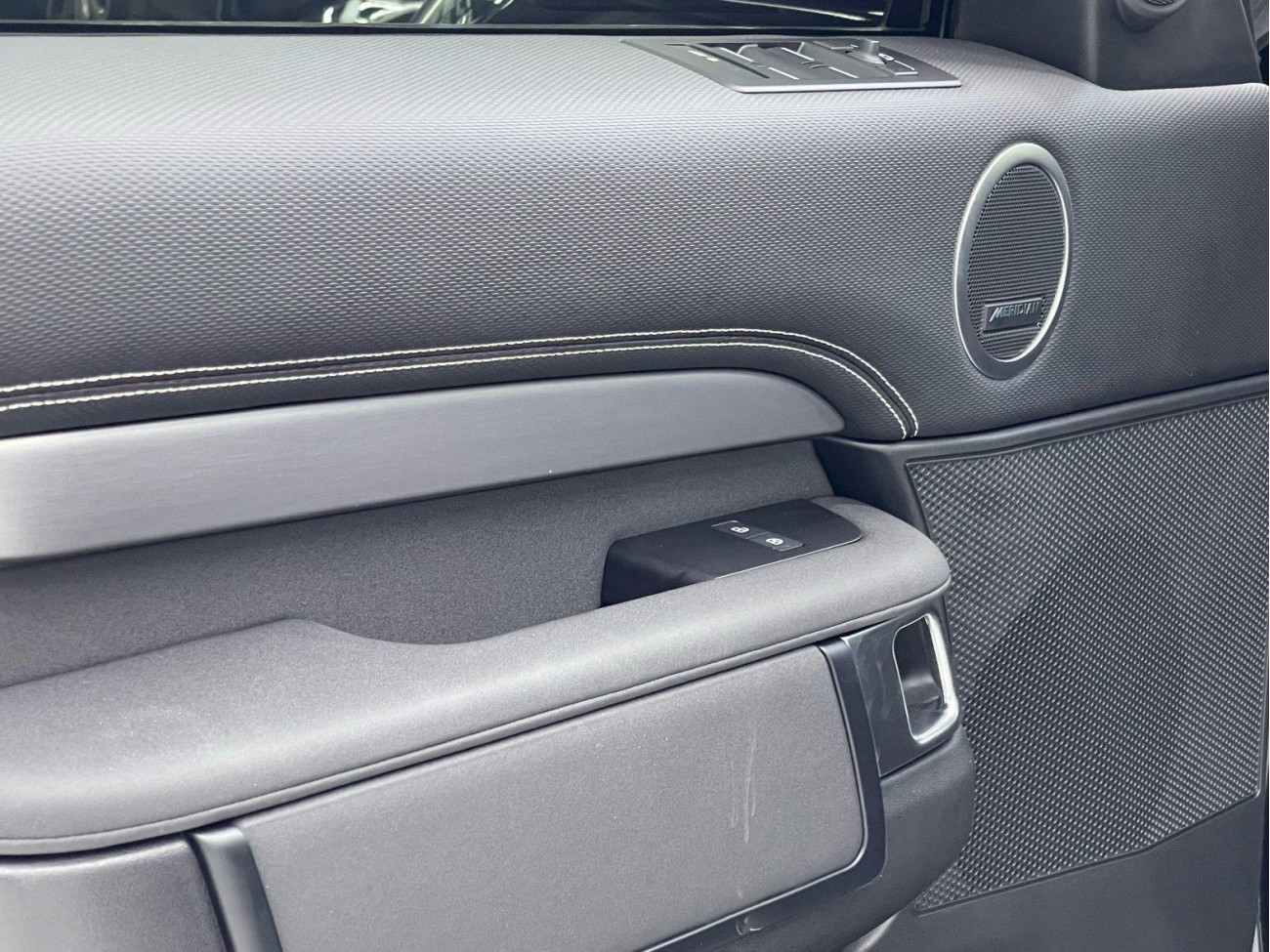 Land Rover Discovery 2023