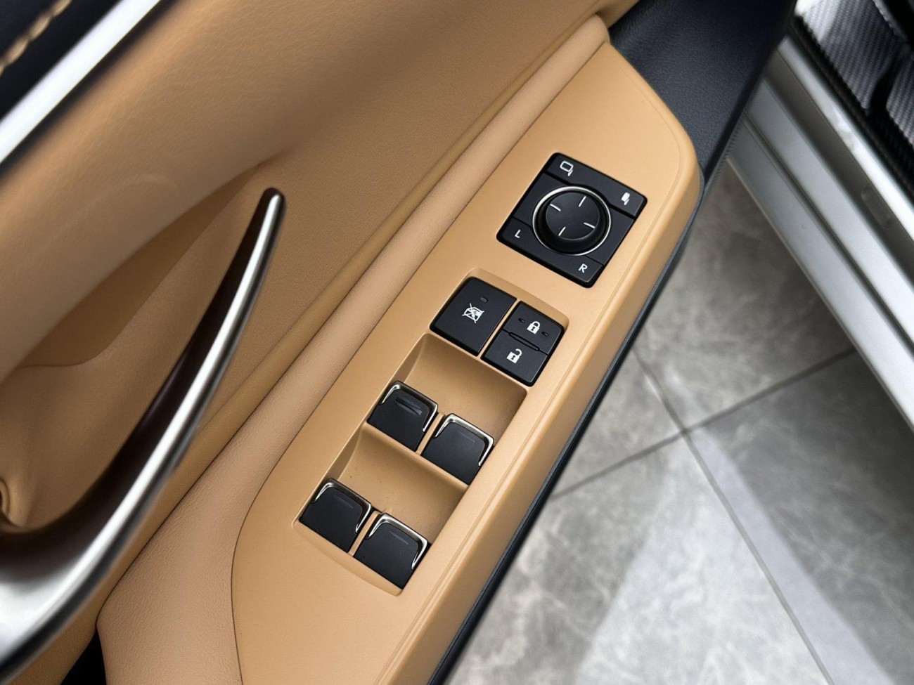 Lexus ES 300h 2025