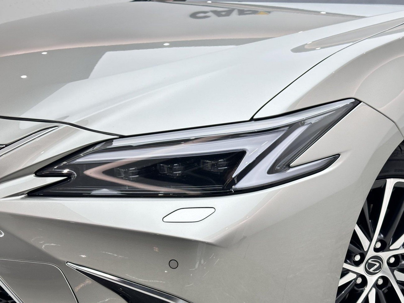 Lexus ES 300h 2025