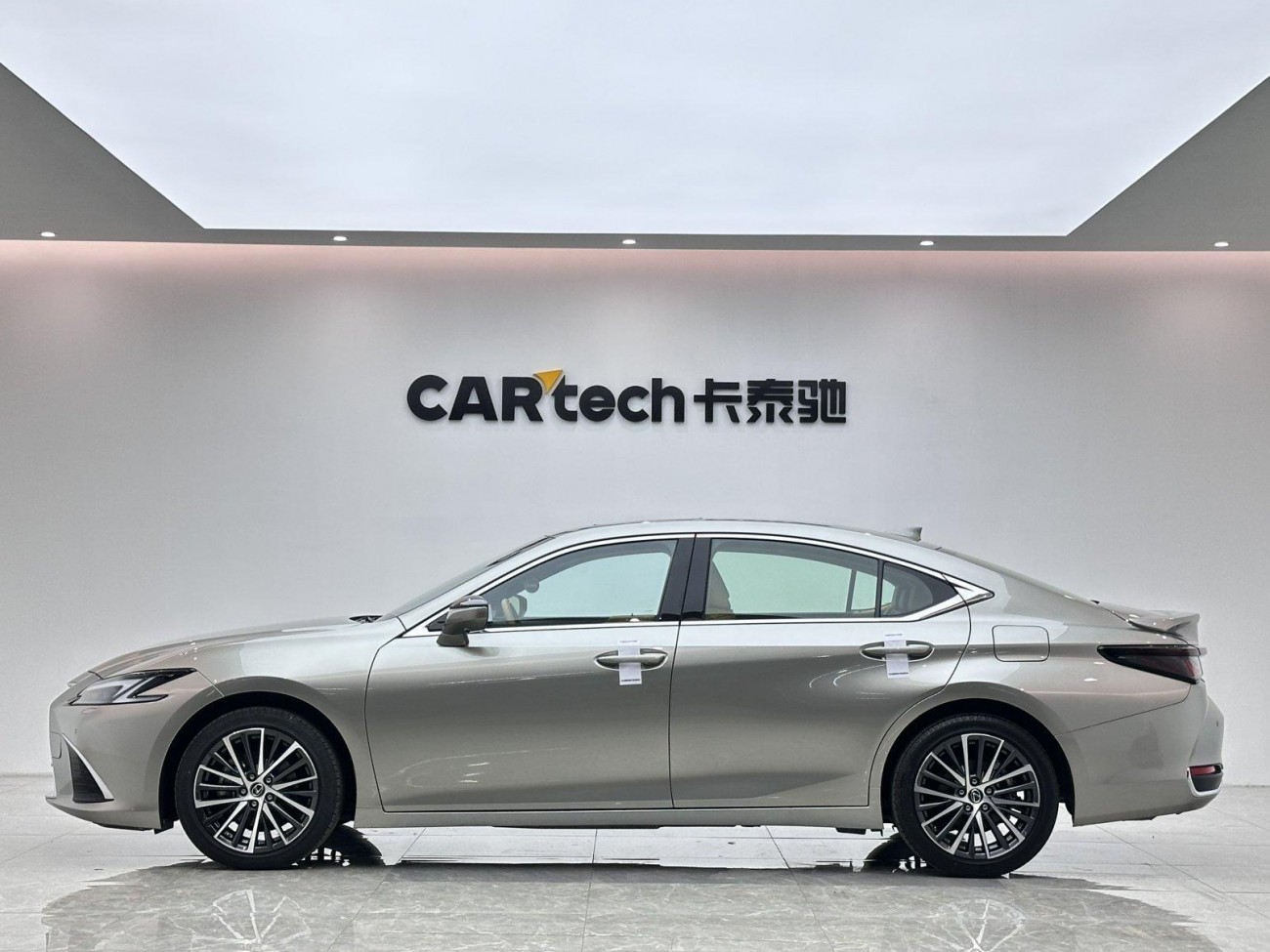 Lexus ES 300h 2025