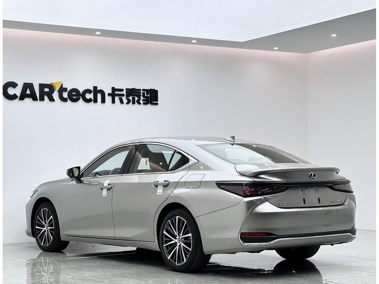 Lexus ES 300h 2025