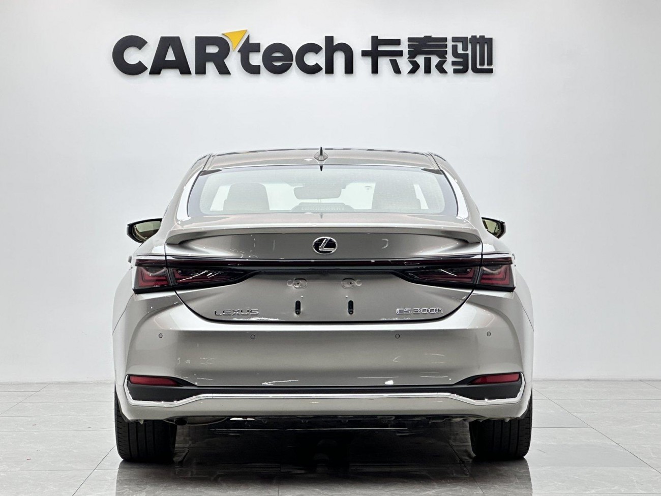 Lexus ES 300h 2025