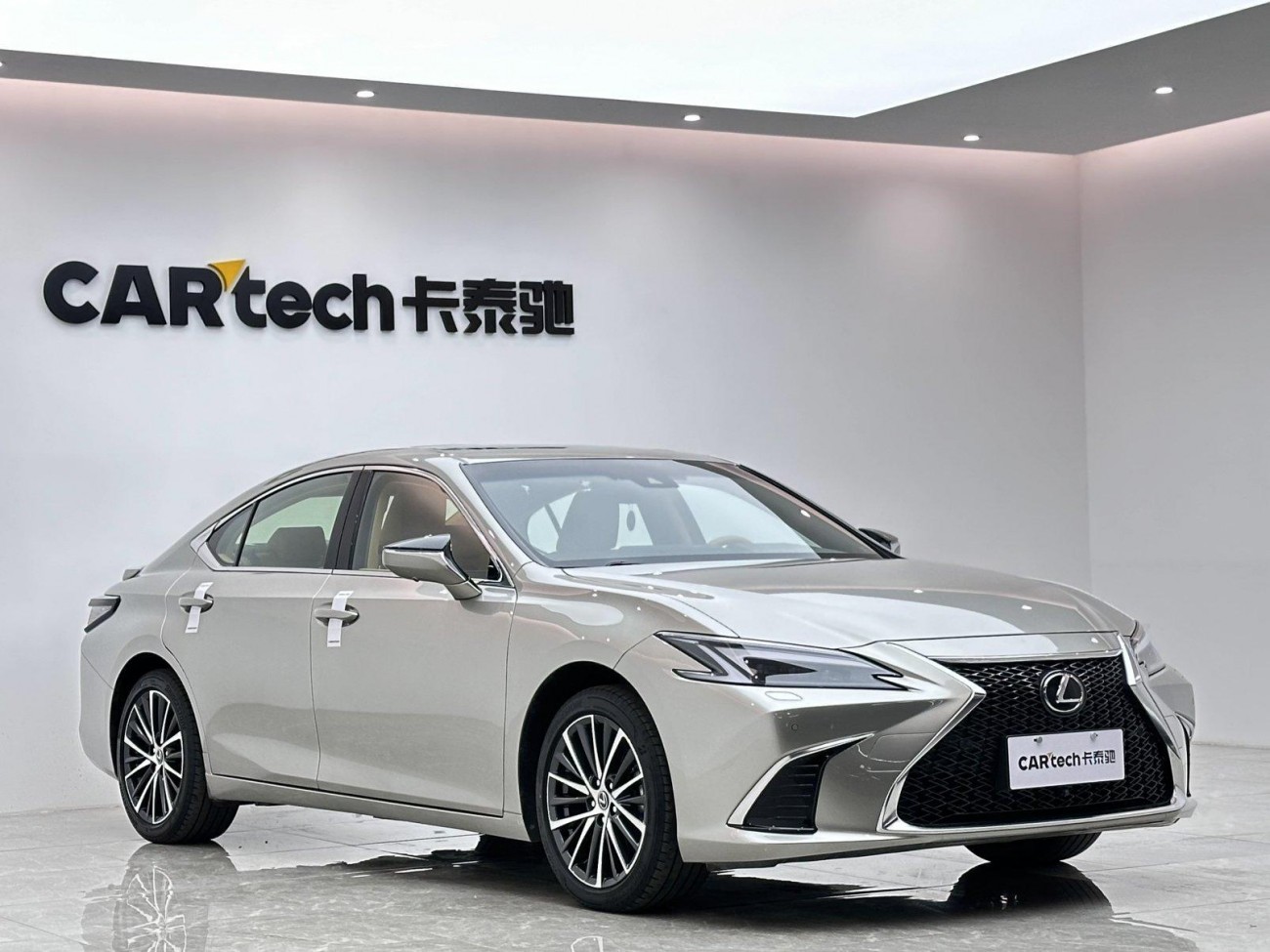 Lexus ES 300h 2025