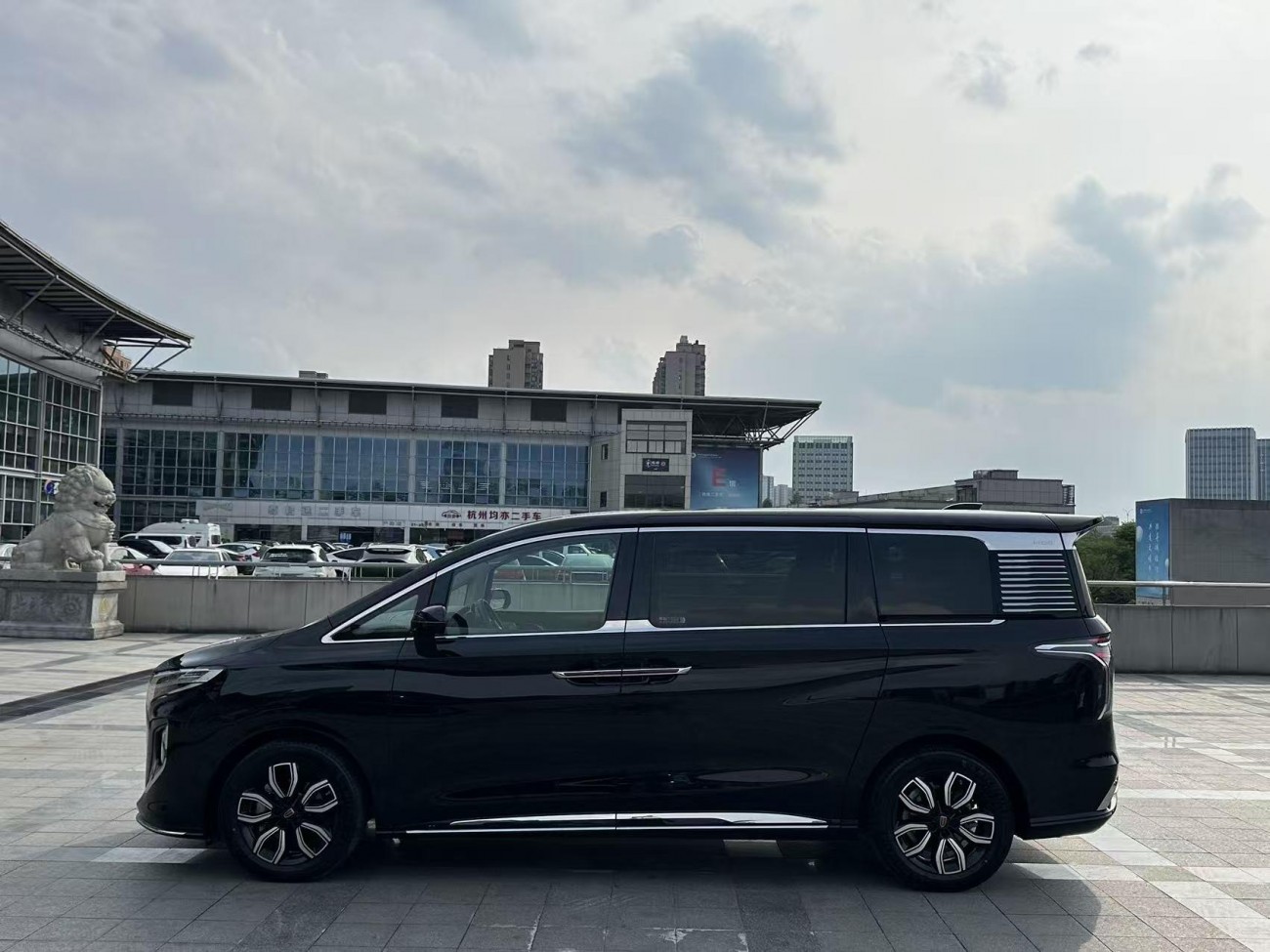 Hongqi HQ9 2023