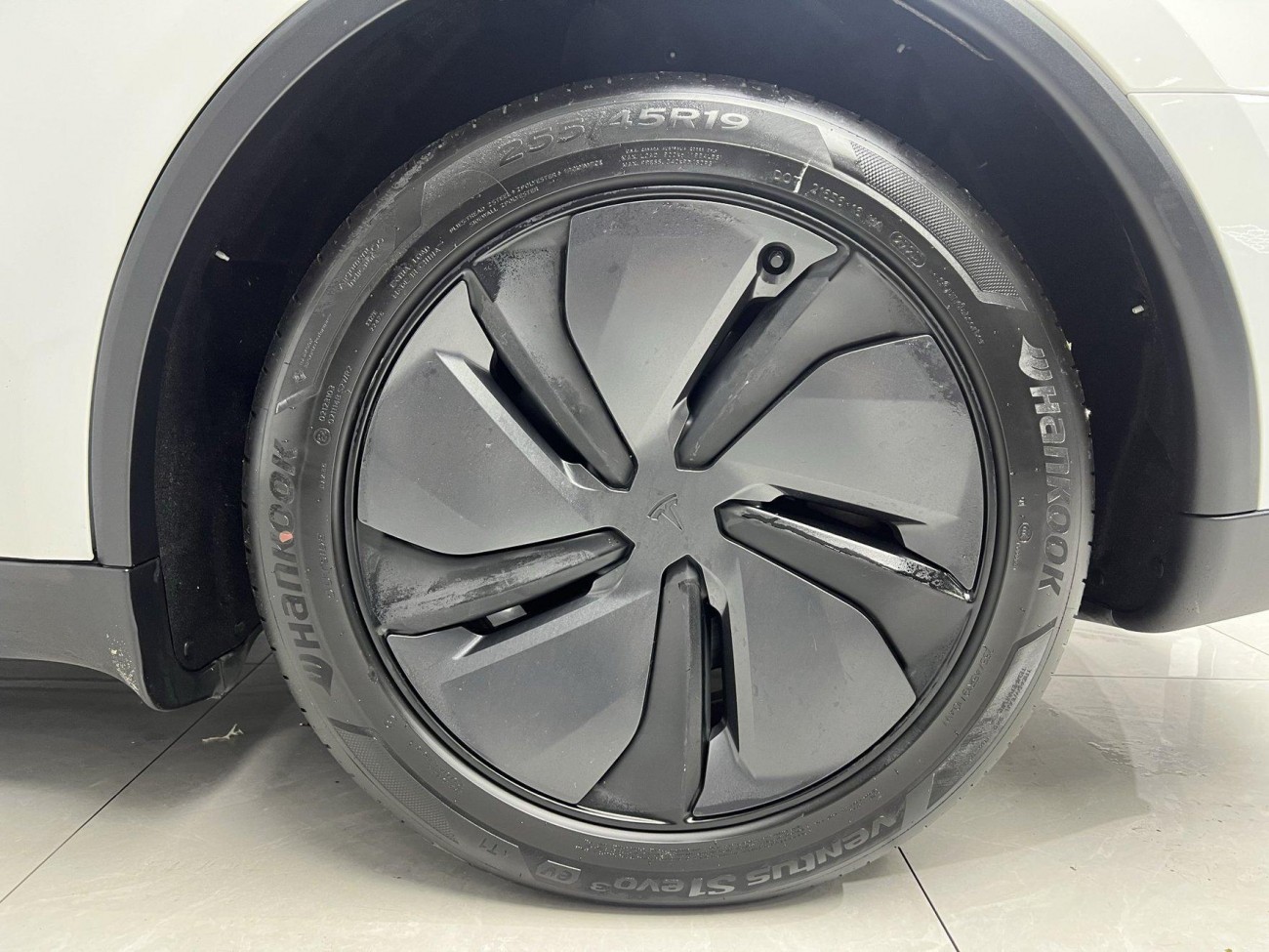 Tesla Model Y 2025
