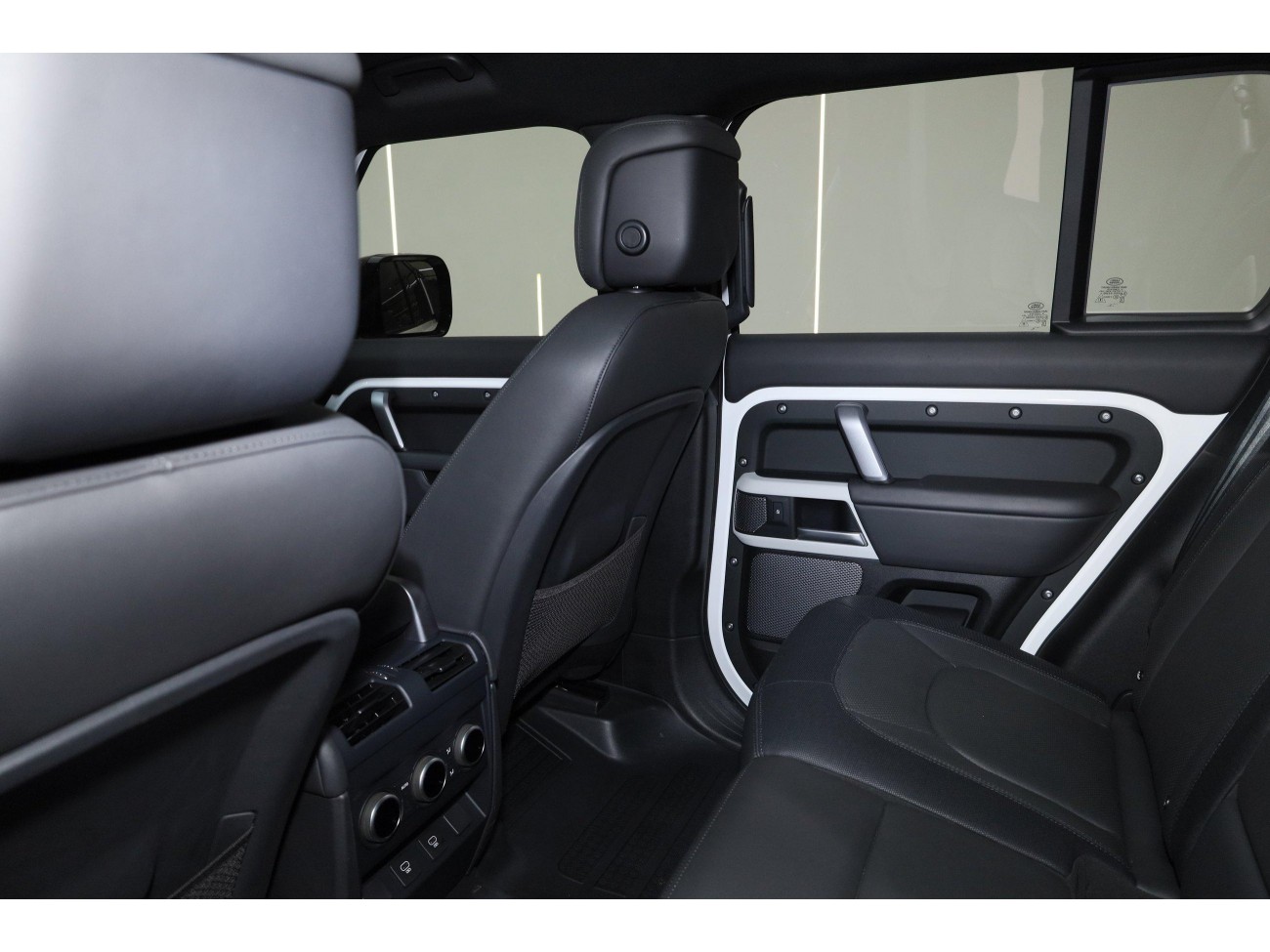 Land Rover Defender 2024