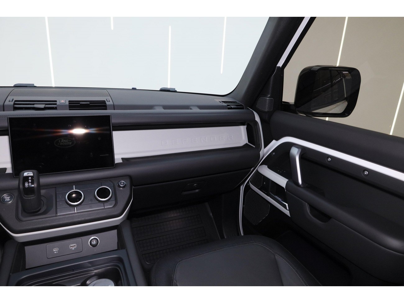 Land Rover Defender 2024