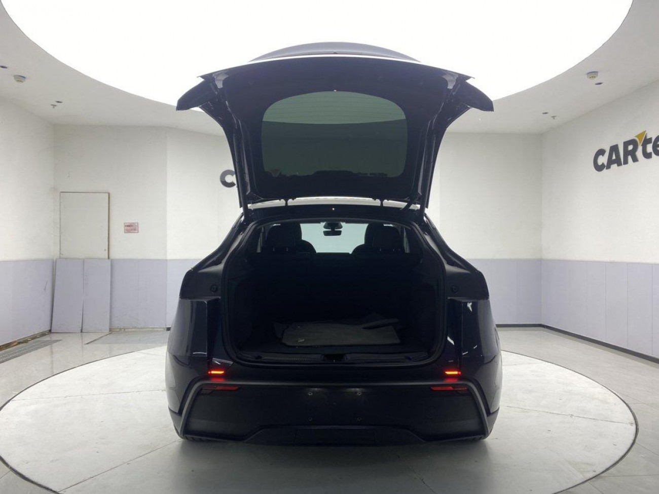 Tesla Model Y 2025
