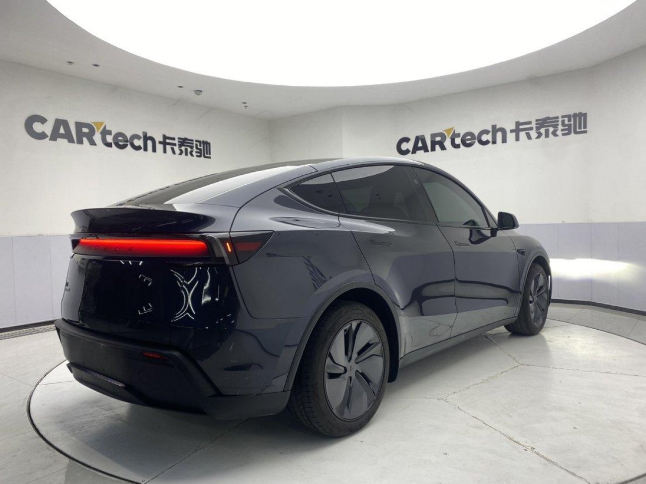 Tesla Model Y 2025