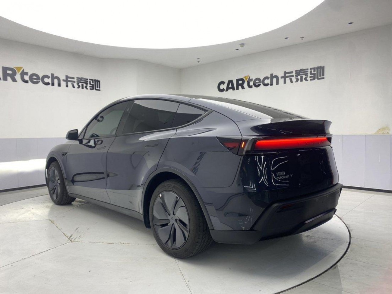 Tesla Model Y 2025