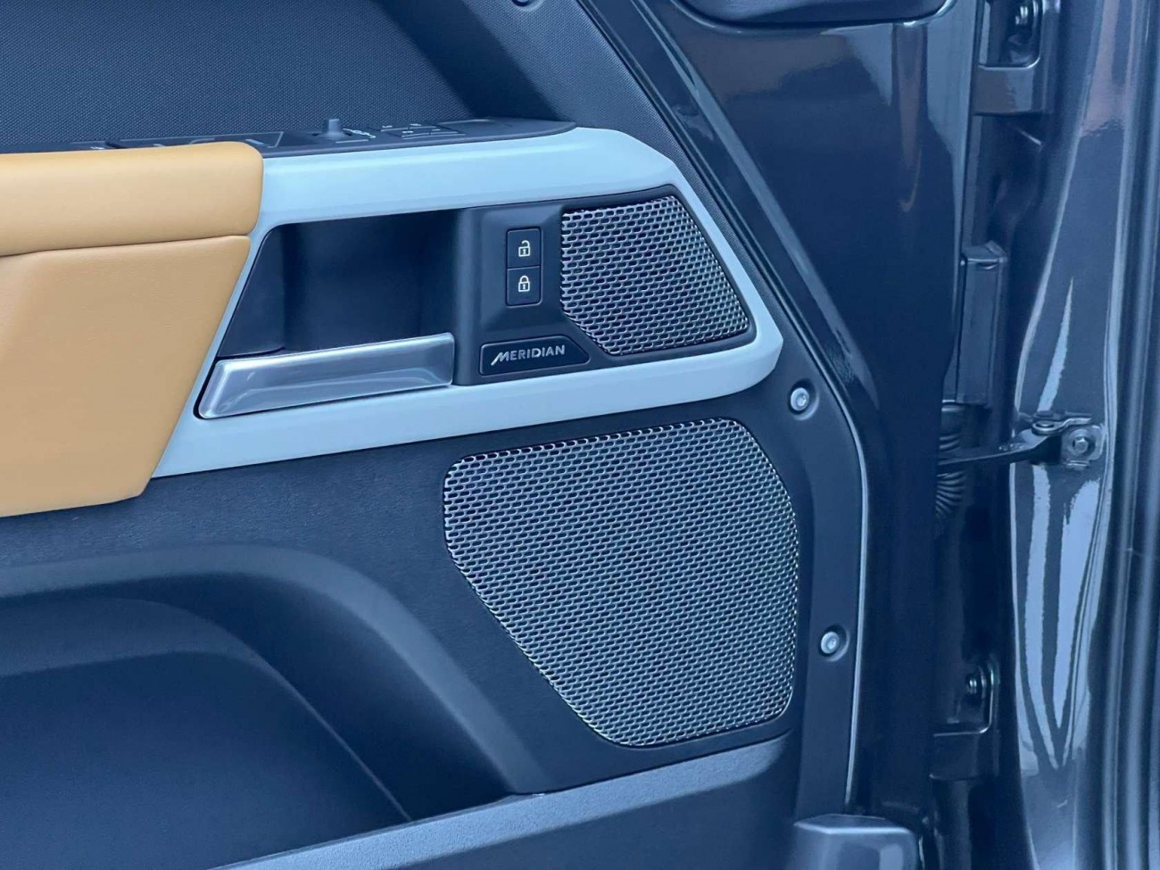 Land Rover Defender 2024