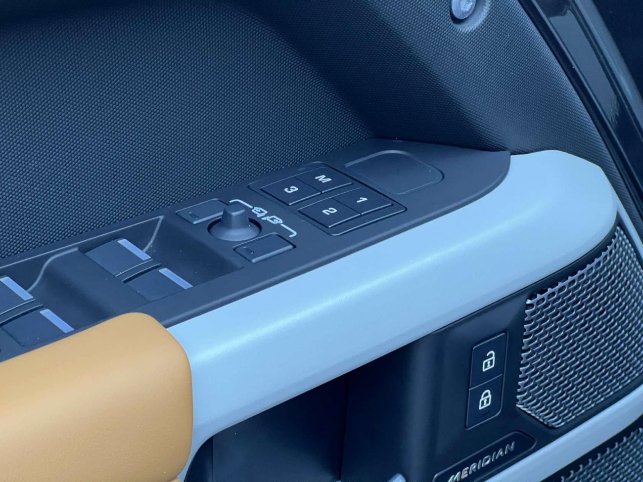 Land Rover Defender 2024