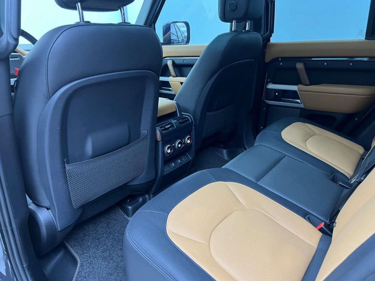 Land Rover Defender 2024