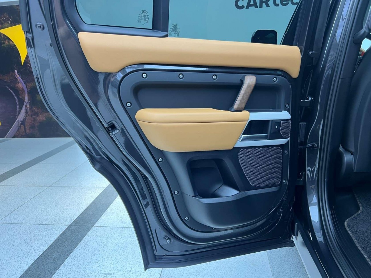 Land Rover Defender 2024