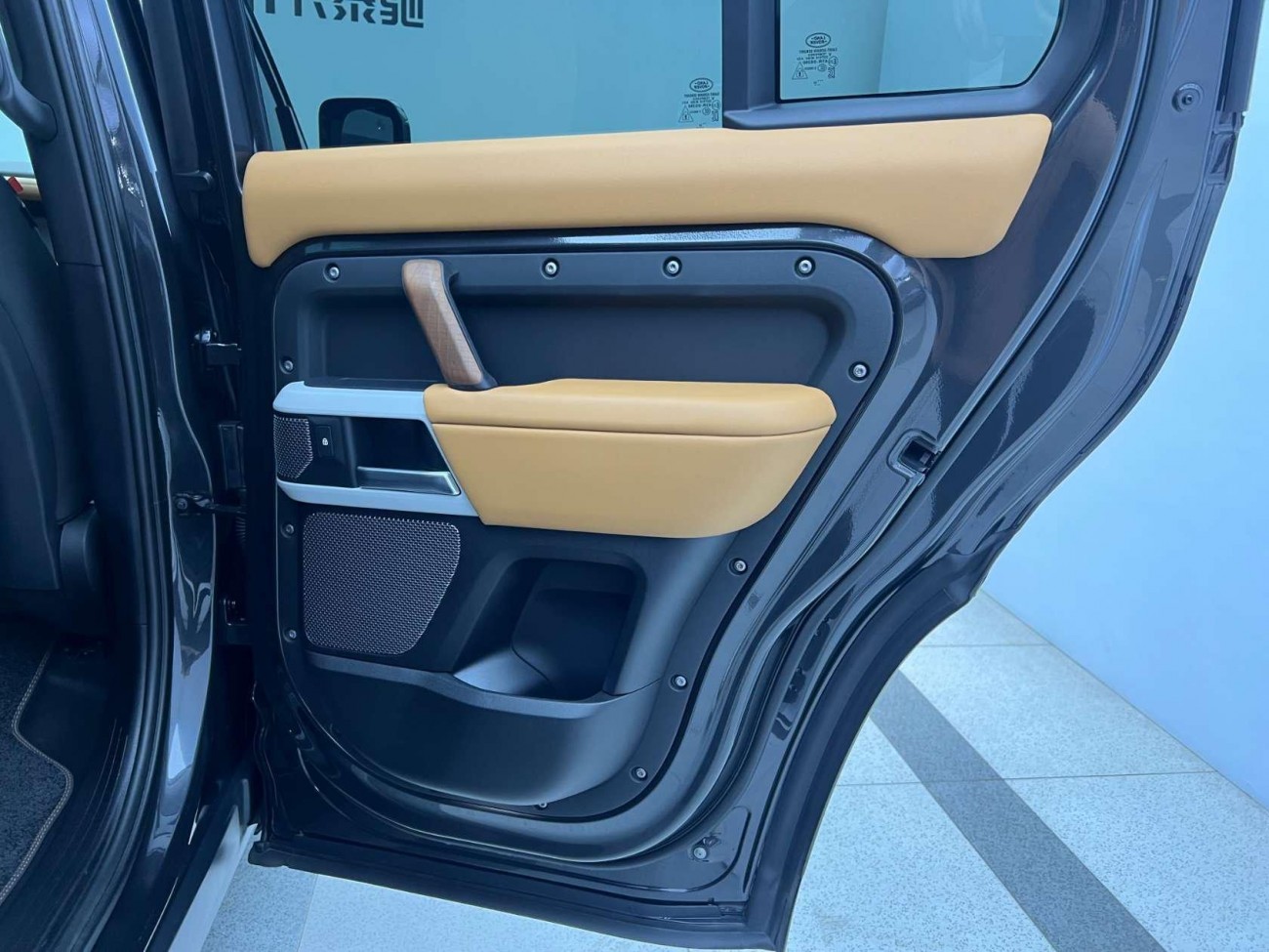 Land Rover Defender 2024