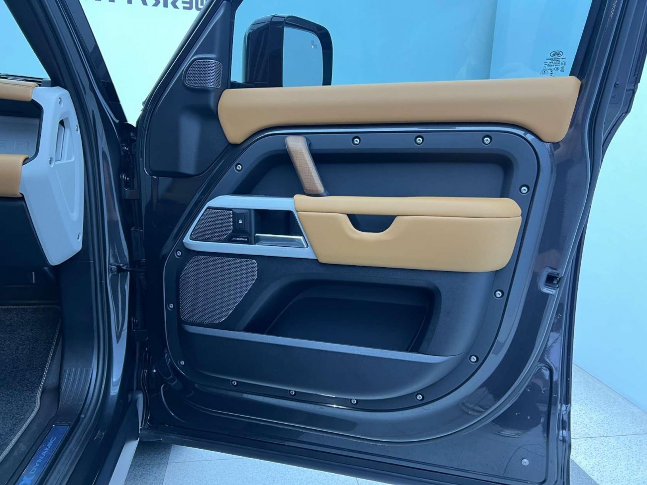 Land Rover Defender 2024