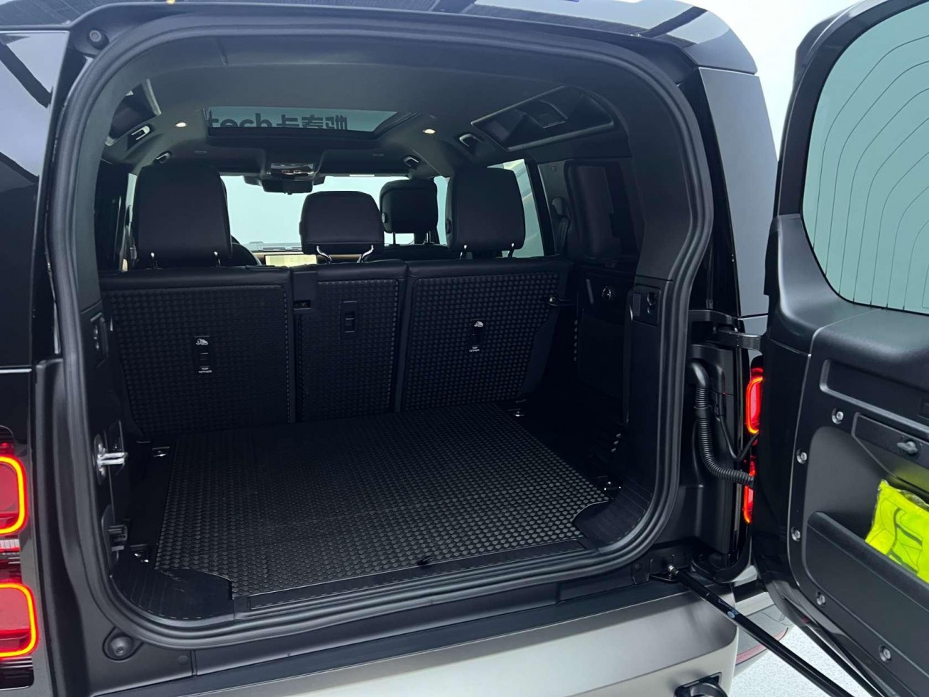 Land Rover Defender 2024