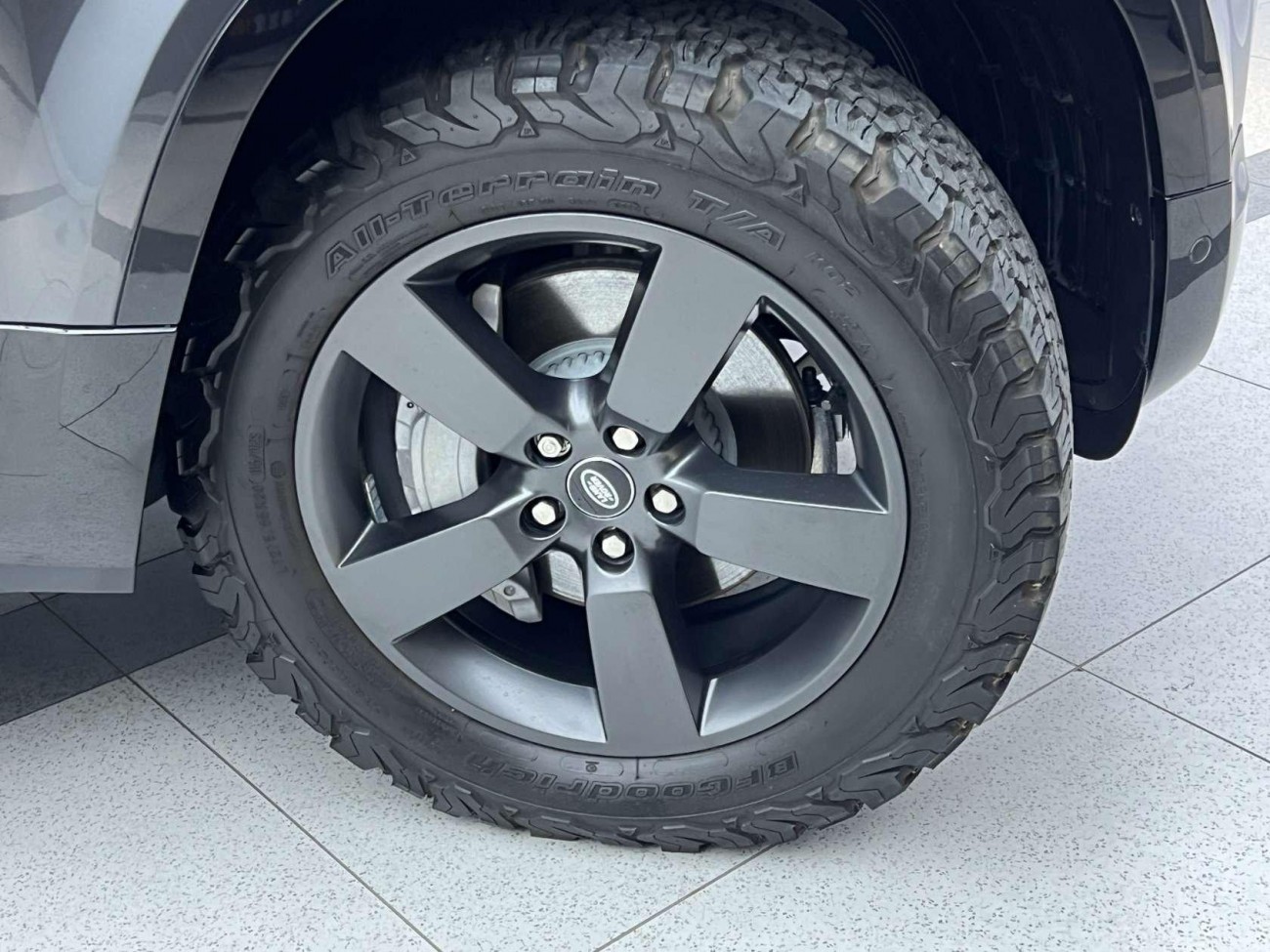Land Rover Defender 2024