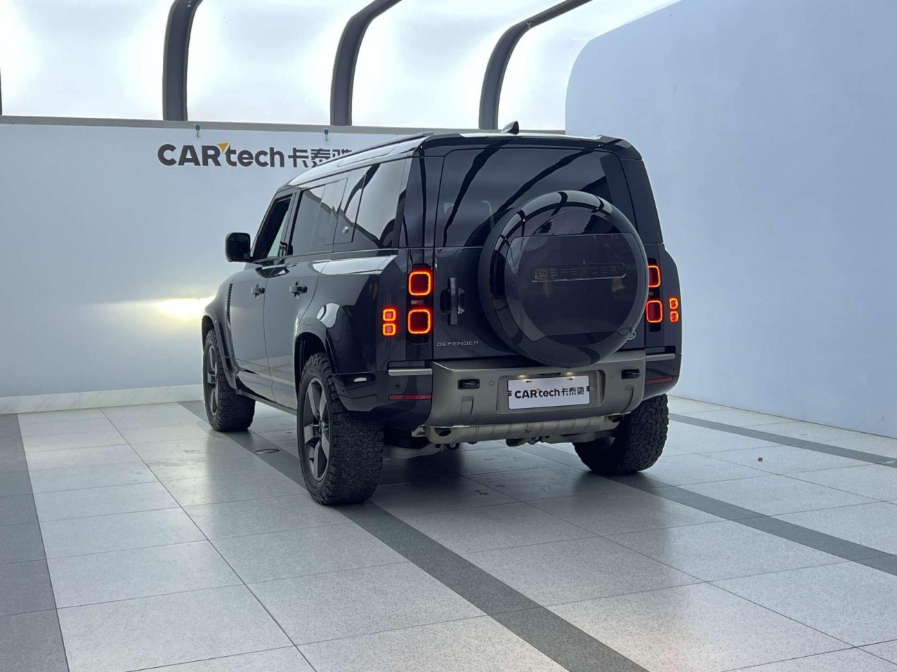 Land Rover Defender 2024