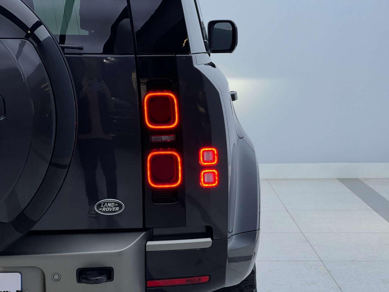 Land Rover Defender 2024